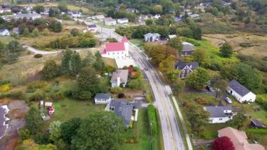 Kanada, Nova Scotia 'nın güneybatısındaki Yarmouth kasabasının insansız hava aracı görüntüleri Doktor Gölü olarak bilinen büyük göl kenarındaki evleri ve evleri gösteriyor.