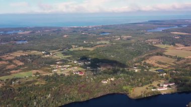 Kanada, Nova Scotia 'nın güneybatısındaki bir liman kasabası olan Yarmouth şehrinin insansız hava aracı görüntüleri sonbaharda Doktor Gölü' nün yanındaki evleri ve evleri kuş bakışı gösteriyor.