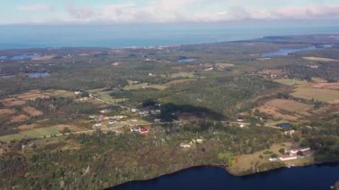Kanada, Nova Scotia 'nın güneybatısındaki bir liman kasabası olan Yarmouth şehrinin insansız hava aracı görüntüleri sonbaharda Doktor Gölü' nün yanındaki evleri ve evleri kuş bakışı gösteriyor.