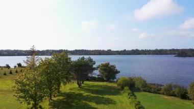 Kanada, Nova Scotia 'nın güneybatısındaki bir liman kasabası olan Yarmouth şehrinin insansız hava aracı görüntüleri sonbaharda Doktor Gölü' nün yanındaki evleri ve evleri kuş bakışı gösteriyor.