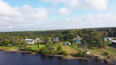Kanada, Nova Scotia 'nın güneybatısındaki bir liman kasabası olan Yarmouth şehrinin insansız hava aracı görüntüleri sonbaharda Doktor Gölü' nün yanındaki evleri ve evleri kuş bakışı gösteriyor.