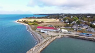 Kanada 'nın Nova Scotia eyaletindeki tarihi bir Acadian topluluğu olan Belliveau Koyu' nun sonbahar mevsiminde liman ve sahil cephesini gösteren insansız hava aracı görüntüleri.