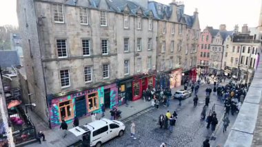 Edinburgh İskoçya, 29 Kasım 2025: İskoçya 'nın Edinburgh şehir merkezinin Noel zamanı soğuk bir kış gününde Noel süslemeleri giymiş bina ve dükkanları gösteren görüntüsü