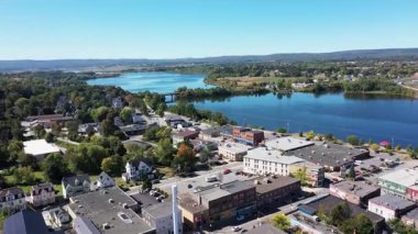 Kanada 'nın Nova Scotia kentindeki Windsor şehrinin hava aracı görüntüleri, Kanada' nın tipik evlerini ve sonbahar zamanı Avon nehrinin yakınındaki kasabada bulunan caddeleri gösteriyor.