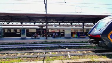 Verona, İtalya - 30 Ağustos 2025: Verona şehrindeki tren istasyonunun yavaş çekim görüntüleri, Verona Porta Nuova olarak bilinen İtalyan nakliye istasyonundaki tren raylarını gösteriyor.