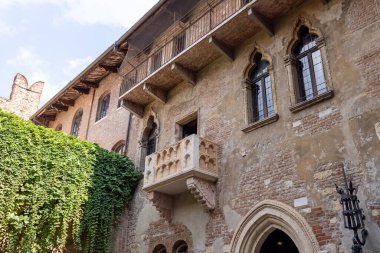 İtalya 'nın güzel şehri Verona' nın fotoğrafı Shakespeare 'in Juliet Balkonu olarak da bilinen ünlü Verona Balkonunu gösteriyor.