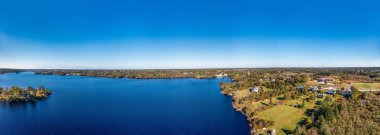 Nova Scotia Kanada 'nın güneybatısında yer alan Yarmouth kasabasının panoramik hava aracı fotoğrafı Sonbaharda göl kıyısındaki evleri ve evleri kuş bakışı gösteriyor.