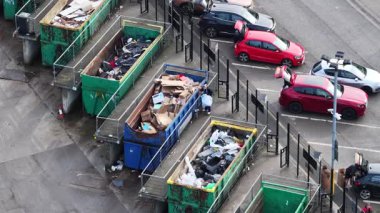 Leeds, West Yorkshire UK, 30 Ocak 2026: Leeds 'in ev atığı geri dönüşüm merkezinin hava aracı görüntüleri, park halindeki insanların atıklarını büyük bir çöp kutusuna attığını gösteriyor