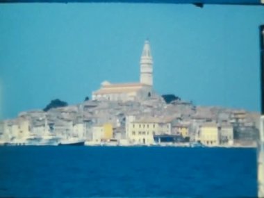 Rovinj Hırvatça, 1 Temmuz 1979: Hırvatistan 'ın Rovinj kentinin Istrian yarımadasının batı kıyısındaki Hırvat balıkçılık limanındaki tarihi klasik cine film görüntüleri