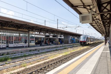 Verona, İtalya - 30 Ağustos 2025: Verona şehrindeki tren istasyonunun fotoğrafı Verona Porta Nuova olarak bilinen İtalyan nakliye istasyonundaki tren raylarını gösteriyor