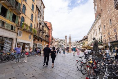 Verona, İtalya - 30 Ağustos 2025: İtalya 'nın Verona kentinin fotoğrafı, turistlerin güneşli bir yaz gününde ana şehirde yürüyüşlerini gösteriyor
