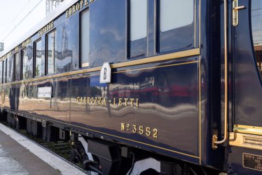 Verona, İtalya - 30 Ağustos 2025: Verona şehrindeki tren istasyonunun fotoğrafı Verona Porta Nuova olarak bilinen İtalyan nakliye istasyonundaki tren raylarını gösteriyor