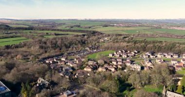 Harrogate North Yorkshire 'daki Harlow Carr bölgesinin sonbahar mevsiminde İngiliz konutlarının arka planında çiftçi tarlaları olan yeni bir konut arazisi gösteren insansız hava aracı görüntüleri.