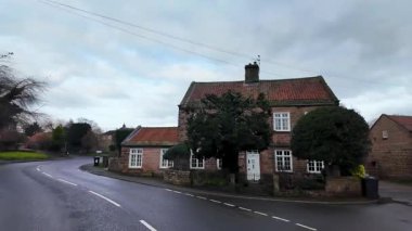 Spofforth, Kuzey Yorkshire UK, 24 Şubat 2026: Harrogate North Yorkshire İngiltere 'deki Spofforth köyünün trafik kamerası tarzı görüntüleri