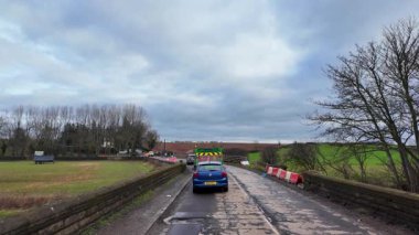 Spofforth, Kuzey Yorkshire UK, 24 Şubat 2026: Harrogate North Yorkshire İngiltere 'deki Spofforth köyünün geçici trafik ışıklarını gösteren araç kamera görüntüleri