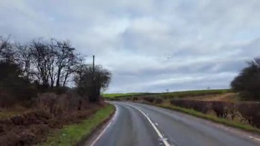 Spofforth, Kuzey Yorkshire UK, 24 Şubat 2026: Harrogate North Yorkshire İngiltere 'deki Spofforth köyünün zaman aşımına uğramış kamera görüntülerini hızlandırdı