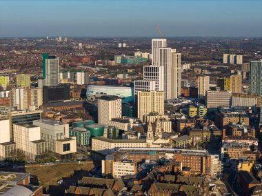 Batı Yorkshire 'daki modern Leeds gökdeleninin insansız hava aracı görüntüsü. Yüksek konut kuleleri, kompleks ofisler, kiliseler ve yoğun caddeler, Britanya' nın kuzeyindeki büyük bir şehir boyunca parlak kış güneşiyle ele geçirildi.