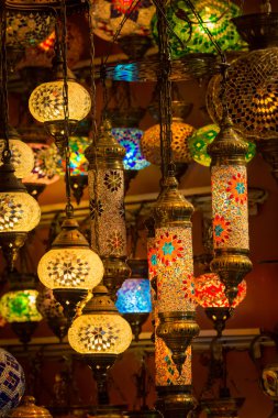 Kapalıçarşı, lambalar
