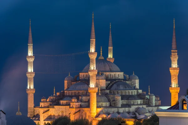 Голубая мечеть ночью — стоковое фото