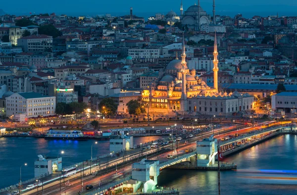 Yeni Cami à noite — Fotografia de Stock