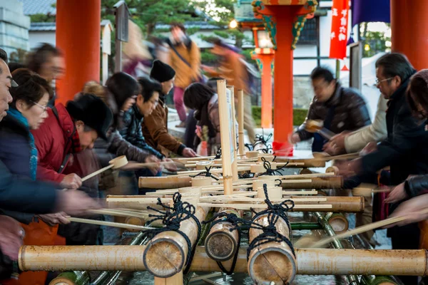 Waschung bei fushimi inari — Stockfoto