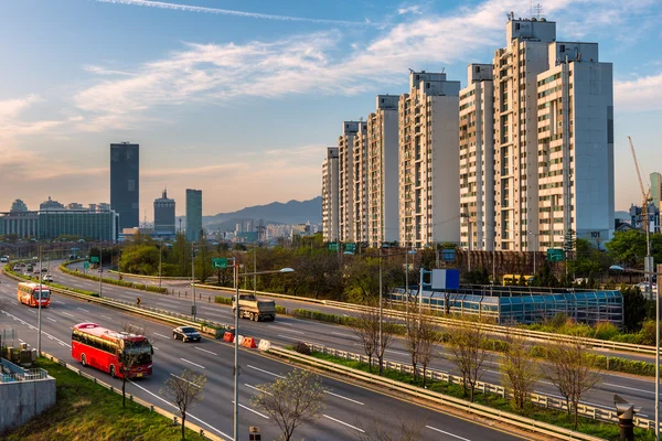 Tráfico temprano en la mañana — Foto de Stock