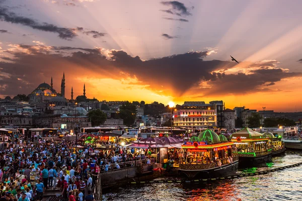 Istanbul vida noturna — Fotografia de Stock