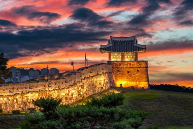 Hwaseong kale alacakaranlıkta