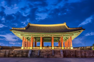 Hwaseong kale alacakaranlıkta