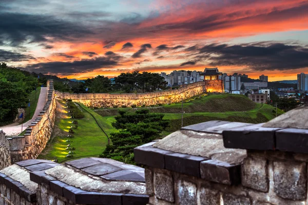 Hwaseong Festung in der Abenddämmerung — Stockfoto