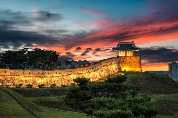 Hwaseong kale alacakaranlıkta — Stok fotoğraf