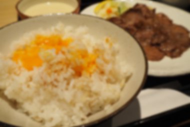 Yumurta bulanık arka plan pirinç ızgara öküz dil ile