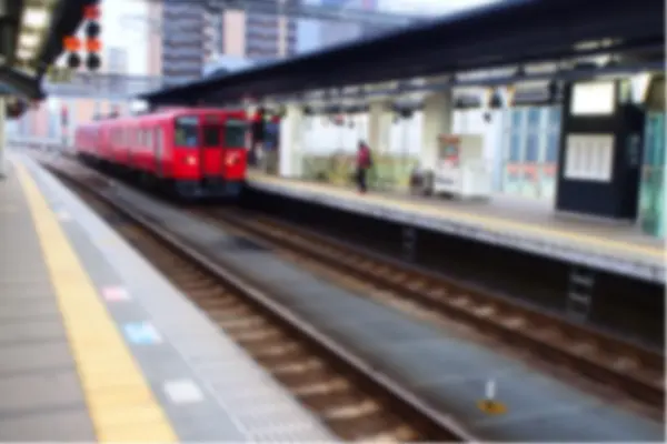 Verschwommener abstrakter Hintergrund von Menschen, die am Bahnhof in Japan warten — Stockfoto