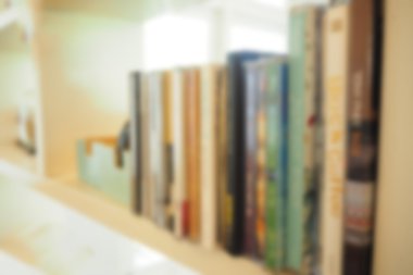 Bulanık arka plan kitap raflarında yerleştirilir