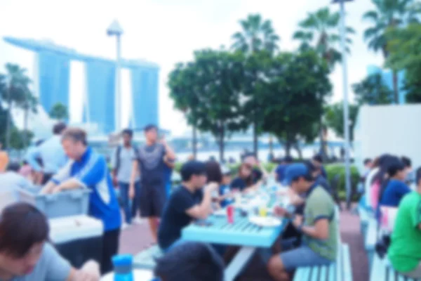 Sfondo astratto sfocato di persone che pranzano di fronte a Marina Bay Sands, Singapore . — Foto Stock