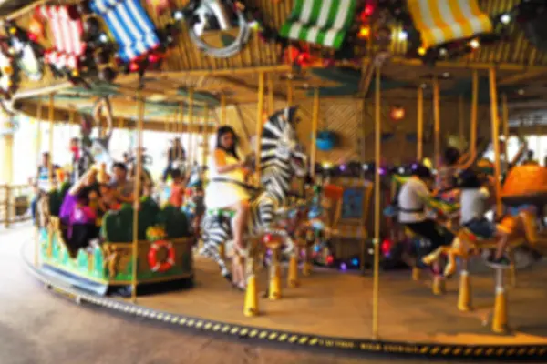 Wazig abstracte achtergrond van mensen speel de carrousel — Stockfoto