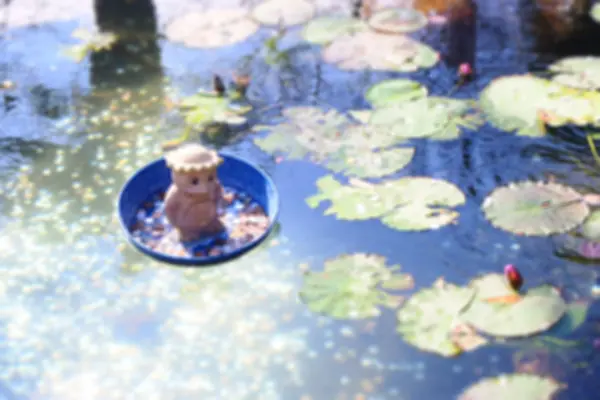 Desfocado fundo abstrato de Uma estátua em uma lagoa de lótus — Fotografia de Stock