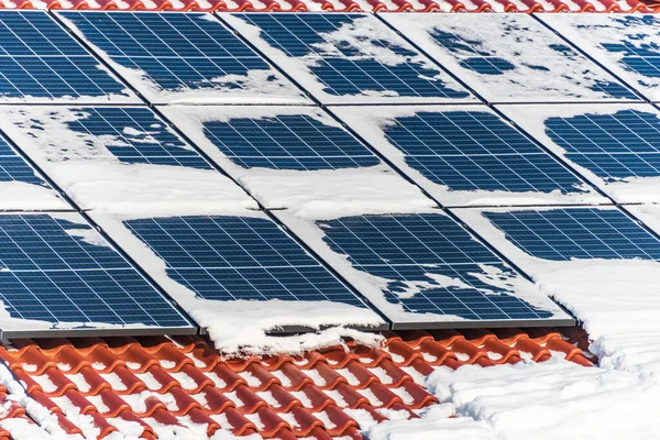 Hausdach Mit Schnee Bedeckt Solarzellen Winter Strom Aus Der Sonne Stockbild