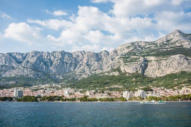 Biokovo dağının yamacında yer alan Makarska kasabası Hırvatistan, Dalmaçya, Avrupa 'daki en ünlü tatil beldesidir. Makarska Riviera Güney Avrupa 'da çok popüler bir turizm merkezidir..