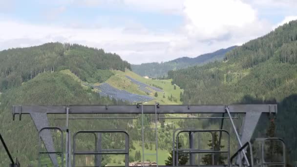 Planta Energía Solar Granja Fotovoltaica Situada Una Colina Los Alpes — Vídeos de Stock