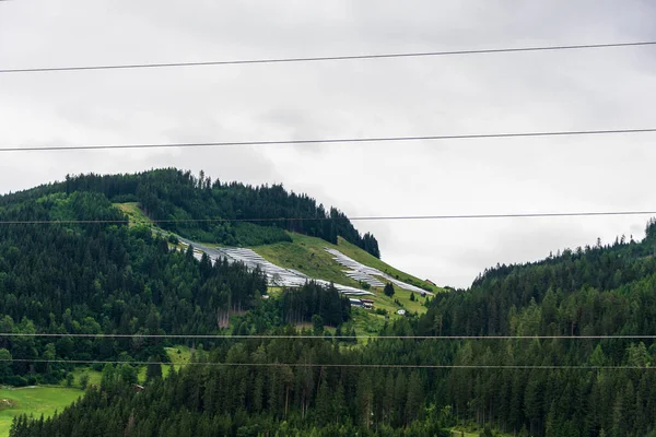 Park Słoneczny Elektrownia Fotowoltaiczna Położona Zboczu Góry Alpach Widoczna Przez — Zdjęcie stockowe
