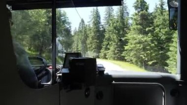 Avusturya Alpleri 'ndeki ünlü kayak merkezine giden dolambaçlı dağ yolunun otobüsünden manzara. Zauchensee, Salzburg, Avusturya