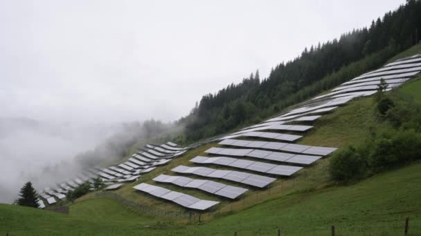 Solarpark Photovoltaikanlage Einem Berghang Den Alpen Nebel Regen Grünes Weideland — Stockvideo