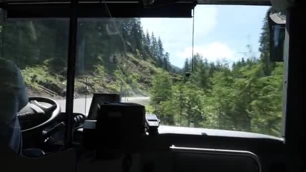 曲がりくねった山道のバスからの眺めは オーストリアアルプスの有名なスキーリゾートにつながります ザウヘンゼー ザルツブルク オーストリア — ストック動画