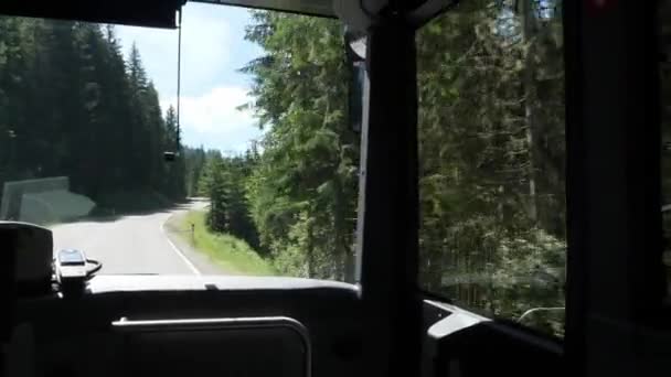 Widok Autobusu Krętej Górskiej Drogi Prowadzącej Słynnego Ośrodka Narciarskiego Alpach — Wideo stockowe