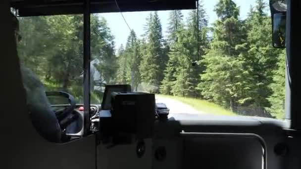 曲がりくねった山道のバスからの眺めは オーストリアアルプスの有名なスキーリゾートにつながります ザウヘンゼー ザルツブルク オーストリア — ストック動画