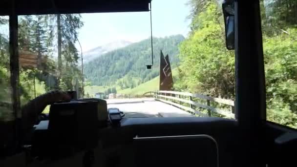 Вид Автобуса Звивистої Гірської Дороги Веде Знаменитого Гірськолижного Курорту Австрійських — стокове відео