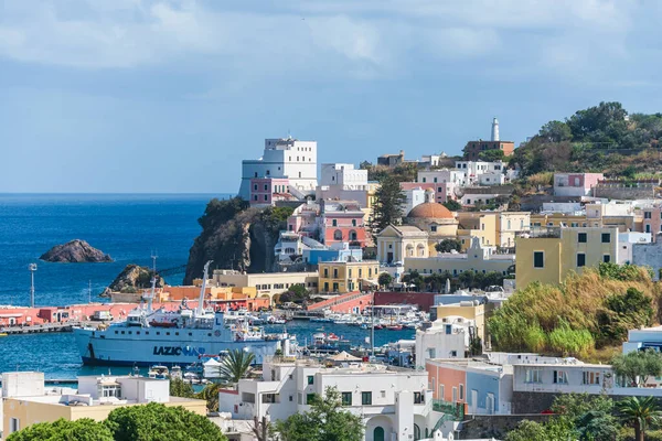 Yazın Ponza adasının limanı. İtalya 'nın Lazio, Ponza adasındaki limanda renkli evler, tekneler, feribot. Güneşli gün, mavi su ve taze renkler.