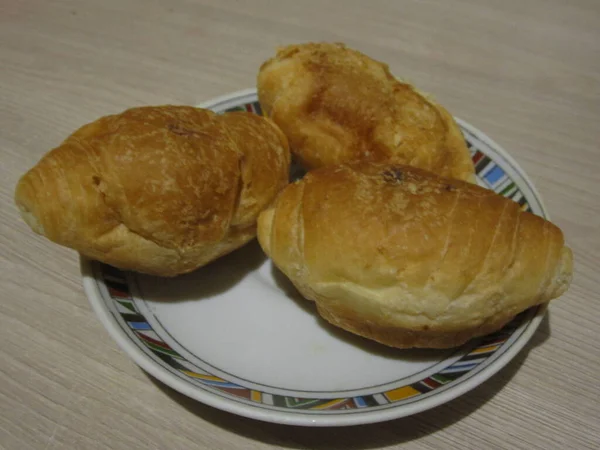 Sladké Pečivo Mini Croissanty Bílém Talíři — Stock fotografie