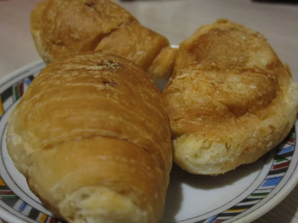 Mini Croissants Doce Pastelaria Uma Placa Branca — Fotografia de Stock